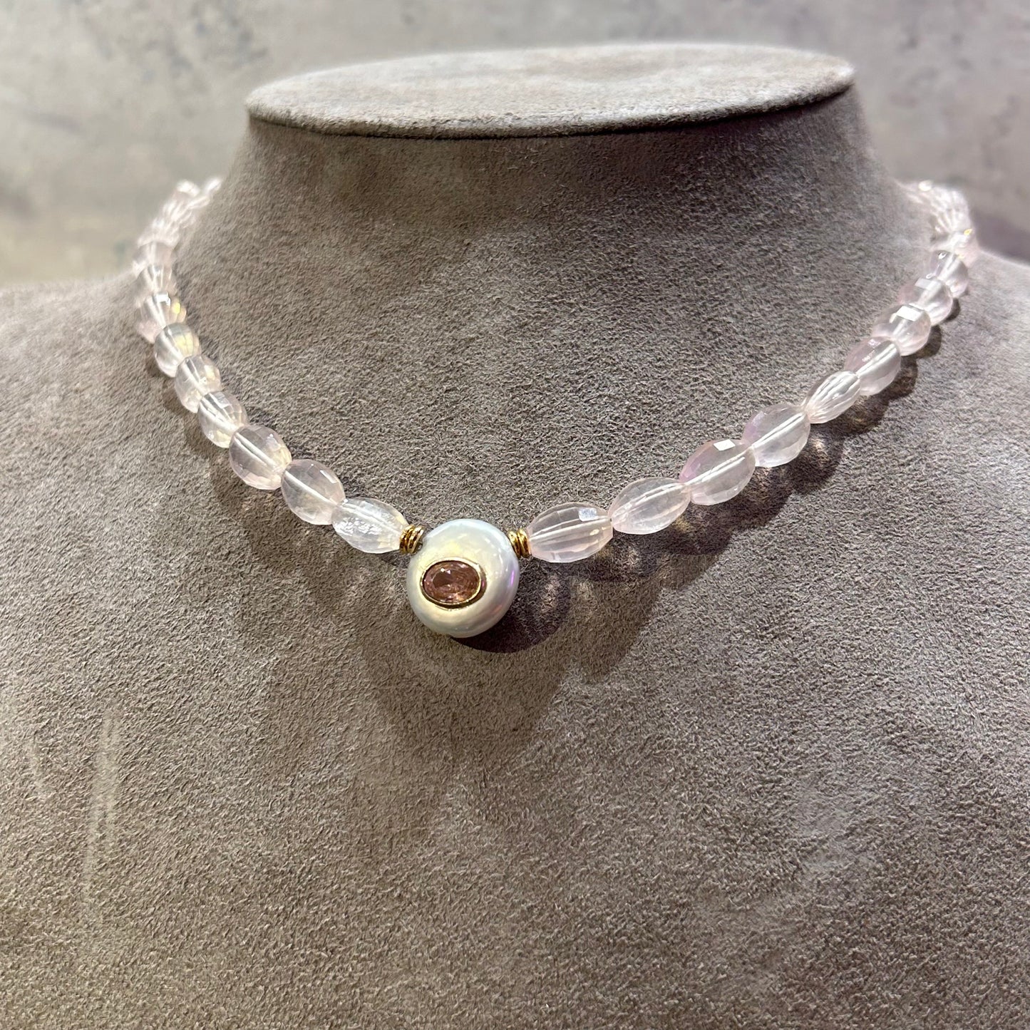 Quartz precious stone necklace and in the center a pink tourmaline - 41 cm