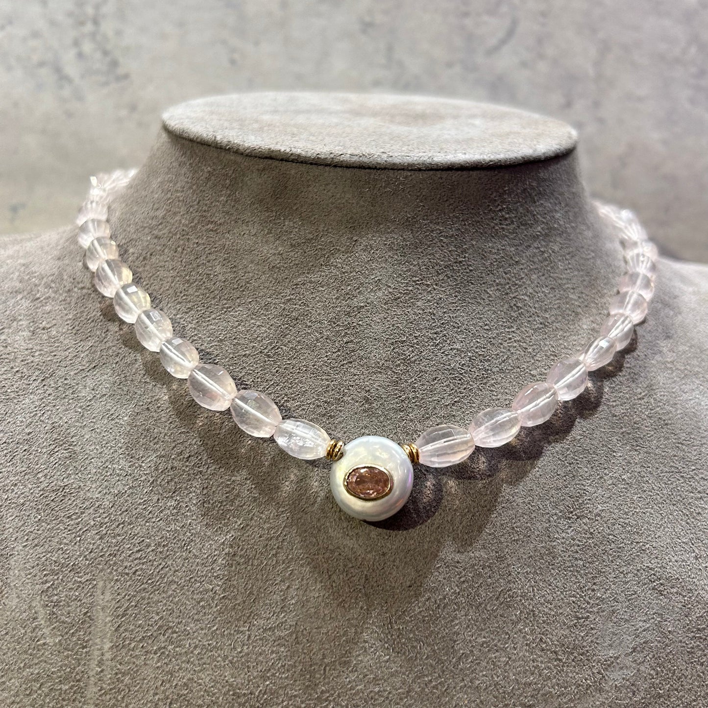Quartz precious stone necklace and in the center a pink tourmaline - 41 cm