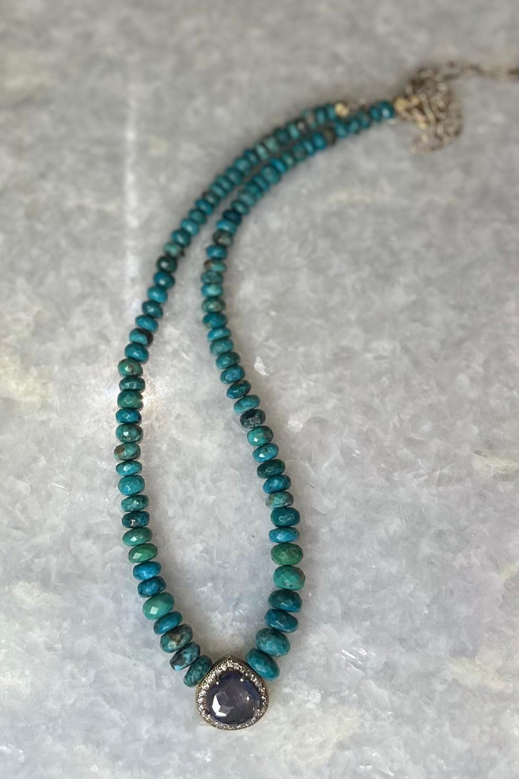 Arizona turquoise and iolite necklace - 43 cm