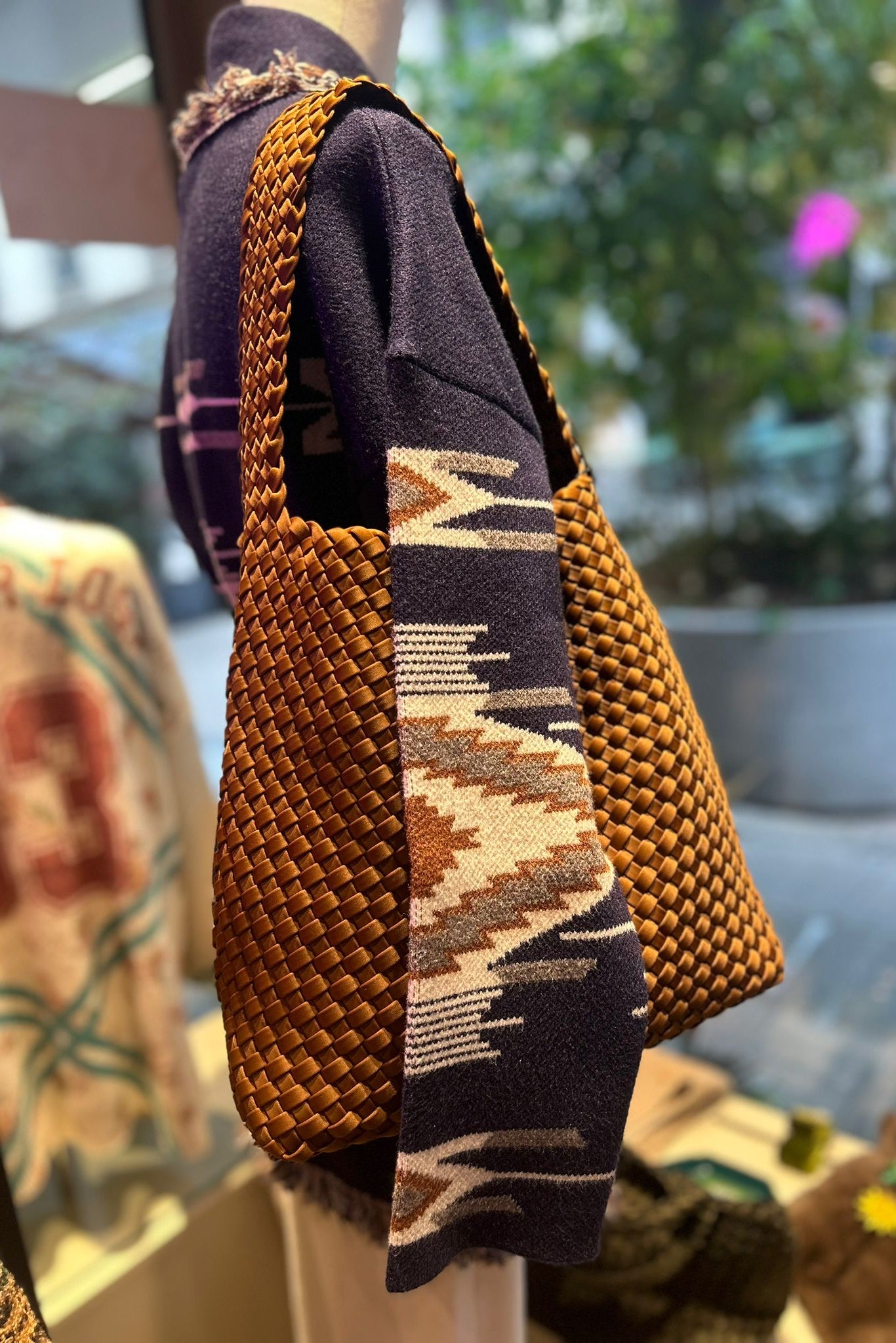 Woven bucket bag - Camel